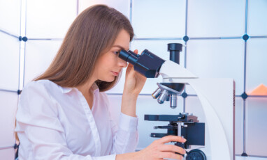 HISTOLOGISK UNDERSØKELSE: Histologisk undersøkelse gjøres ved at vevsbiten undersøkes i mikroskop. Foto: NTB Scanpix/Shutterstock HISTOLOGISK UNDERSØKELSE: Histologisk undersøkelse gjøres ved at vevsbiten undersøkes i mikroskop. Foto: NTB Scanpix/Shutterstock